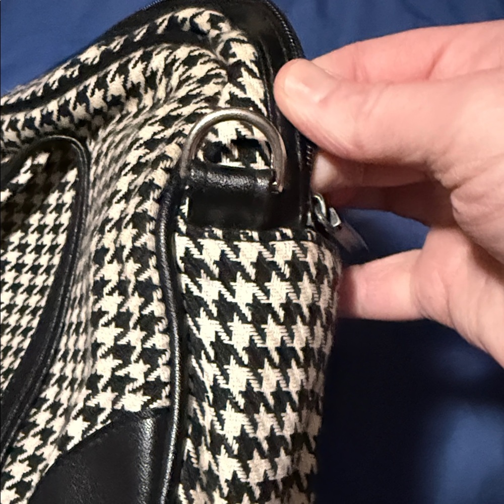 Chic Houndstooth Tote with Black Details - Picture 4 of 4